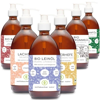 Sechs Flaschen organischer Tieröle: Lachs, Leinsamen, Schwarzkümmel und Bierhefe, jeweils mit Nährstoffvorteilen für alle Haustiere beschriftet.