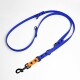 Eine lebendige blaue Hundeleine mit einem orangefarbenen Anhänger, mit schwarzem Zubehör und verstellbaren Clips.