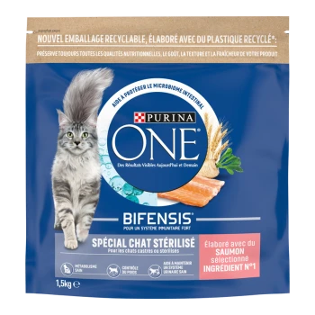 Sachet bleu Purina ONE BIFENSIS pour chats avec chat gris à poils longs, « Spécial Chat Stérilisé », « Saumon », 1,5 kg.