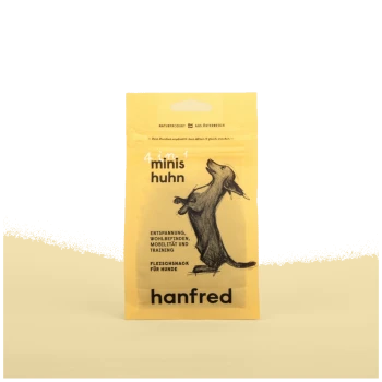 Gelbe Packung Hanfred-Hundeleckerlis mit der Aufschrift '4 in 1 minis huhn', mit gezeichnetem stehenden Hund und deutschem Text