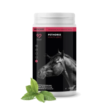 Behälter für Petcare Pethorse Health 4607, ein Pferdeergänzungsmittel mit einem Bild eines schwarzen Pferdes, das Text über Vorteile und Inhaltsstoffe zeigt.