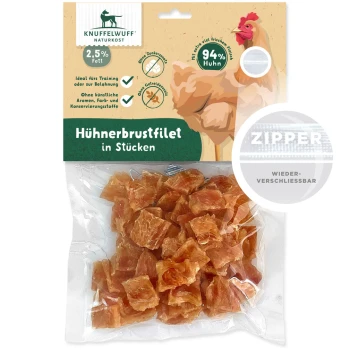 Getrocknete Hühnerbruststücke in einem wiederverschließbaren Beutel, beschriftet mit "Hühnerbrustfilet in Stücken," mit 94% Huhn und 2,5% Fett.