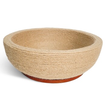 Haustierbett aus Naturfasern mit einem runden, geflochtenen Design und einem Holzsockel, ideal für kleine Haustiere, um bequem zu ruhen.