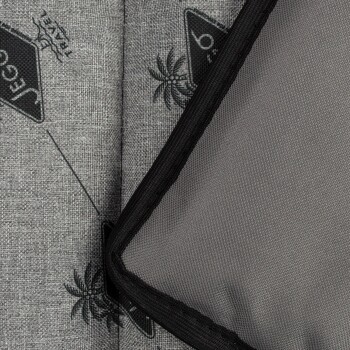 Nahaufnahme eines Haustierbettes mit grauem Stoff mit Palmen- und Reisemotiven, mit schwarzem Rand.