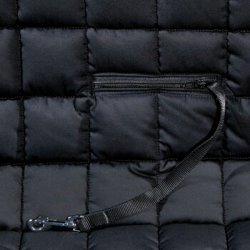 Nahaufnahme eines schwarzen Haustierbettes mit einem gesteppten Design, einer Reißverschlusstasche und einem Riemen mit einem Clip zur Sicherung von Gegenständen.