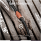 Nahaufnahme der Pfoten eines Hundes, die eine schwarze Nylon- und Lederleine mit einem silbernen Anhänger halten, Text lautet "Edel kombiniert" und "Nylon trifft Leder für Eleganz und Stabilität."