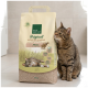 Getigerte Katze neben einem 5,4-kg-Beutel Real Nature Original Klumpstreu aus Weizen mit der Aufschrift Weizen