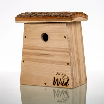 Nistkasten Kohlmeisen Holz-Vogelhaus mit einem strukturierten Rinden-Dach, mit einem runden Eingang und dem eingravierten Text 'Aniforte Wild' an der Seite.