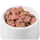 Eine weiße Hundenapf, gefüllt mit feuchtem, fein gehacktem fleischähnlichem Hundefutter.