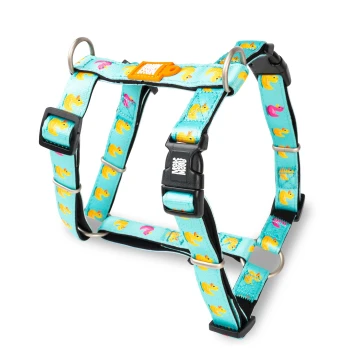 Blaues Hundegeschirr mit gelben und pinken Entenmuster und schwarzer Schnalle mit der Aufschrift "Moshi Moshi".