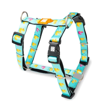 Blaues Hundegeschirr mit gelben und pinken Entenmuster und schwarzer Schnalle mit der Aufschrift "Moshi Moshi".