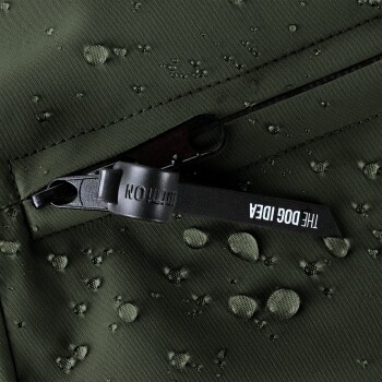 Schwarzer Stoff mit dem Text: "COOLMAX® ACTIVE WEAR" und Eigenschaften: "schnelltrockend," "rascher Feuchtigkeitstransport," "atmungsaktiv."