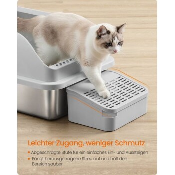 Katze benutzt eine graue Katzentoilette mit einer Stufenwanne, entworfen für einfachen Zugang und weniger Verschmutzung; deutscher Text beschreibt die Eigenschaften.