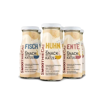 Vier bunte SmoothieCat Snackflaschen für Katzen, beschriftet mit "FISCH", "HUHN" und "ENTE", die natürliche Zutaten und Unterstützung für die Hydration zeigen.