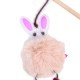 Ein flauschiges pinkes Kaninchen-Spielzeug, das an einem Stock befestigt ist, mit großen Ohren und einem süßen Gesicht, entworfen für das Spielen mit Haustieren.