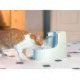 Orange-weiße Katze trinkt Wasser aus einem automatischen Haustierbrunnen auf gefliestem Boden.