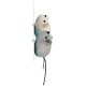 Deux jouets en peluche pour chats en forme de souris, un blanc et un gris, attachés à une bande plastique transparente avec ventouses.