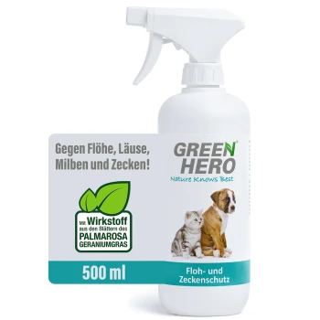 Eine Sprühflasche mit der Aufschrift "GREEN HERO" zum Schutz vor Flöhen und Zecken, mit einer Katze und einem Hund auf dem Etikett, mit einem Volumen von 500 ml.