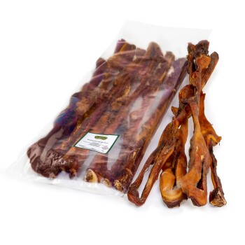 Eine durchsichtige Plastiktüte gefüllt mit langen, kaubaren Hundeleckerlis, mit mehreren Leckerlis, die neben der Tüte angezeigt werden.