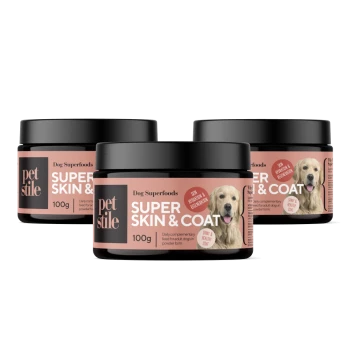 Drei Gläser "Petstile Dog Superfoods Super Skin & Coat" Pulver, jeweils 100g, die die Hautfeuchtigkeit und ein gesundes Fell fördern.