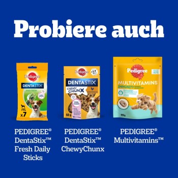 Drei Pedigree-Haustierprodukte auf einem blauen Hintergrund: DentaStix Fresh Daily Sticks, DentaStix ChewyChunx und Multivitamine.
