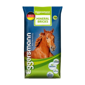 Nahaufnahme des Kopfes eines braunen Pferdes neben einem Sack Eggersmann Mineral Bricks, beschriftet mit "Made in Germany" und Produktvorteilen.