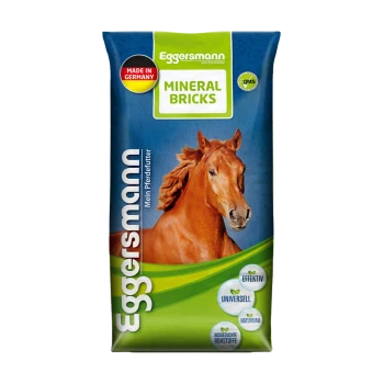 Nahaufnahme des Kopfes eines braunen Pferdes neben einem Sack Eggersmann Mineral Bricks, beschriftet mit "Made in Germany" und Produktvorteilen.