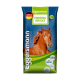 Nahaufnahme des Kopfes eines braunen Pferdes neben einem Sack Eggersmann Mineral Bricks, beschriftet mit "Made in Germany" und Produktvorteilen.
