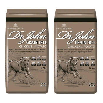 Zwei Beutel Dr. John Grain Free Chicken and Potato Hundefutter, jeweils 12,5 kg, mit einer Illustration eines laufenden Hundes und Nährwertangaben.