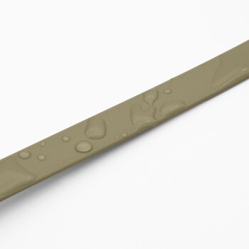 Eine Nahaufnahme eines wasserfesten Haustierhalsbands in einem gedämpften olivgrünen Farbton, mit Wassertropfen auf der Oberfläche.