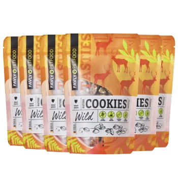 Fünf lebendige orangefarbene Pakete von FAVLY Petfood Nature Wild Cookies, die Reh-Silhouetten und Produktdetails zeigen.