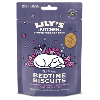 Lily's Kitchen Bedtime Biscuits für Hunde, mit einer schlafenden Hundillustration und Zutaten: Honig, Joghurt, Kamille und Passionsblumen.