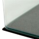 Eck-Aquarium aus klarem Glas mit einem glatten schwarzen Sockel, das ein minimalistisches Design für Haustierfische zeigt.