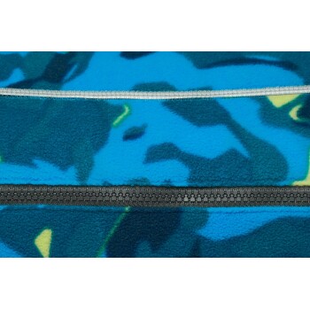 Blaue und grüne camouflierte Haustierdecke mit einem schwarzen Reißverschlussdetail.