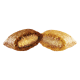 Twee huisdiertraktaties, één met een donkerbruine buitenlaag en de andere met een lichtgouden korst, beide met een zachte vulling binnenin.