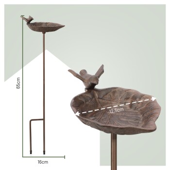Ein dekorativer Vogelbad mit einer blattförmigen Schale und einer kleinen Vogelstatue, die am Rand sitzt, 65 cm hoch und 16 cm breit.