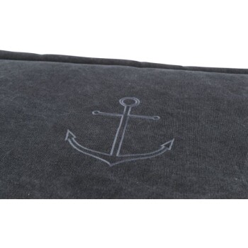 Eine Nahaufnahme eines dunkelgrauen Haustierbettes mit einem subtilen, hellgrauen Ankerdesign, das in den Stoff gestickt ist.