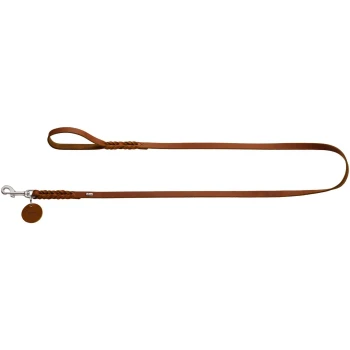 Führleine Solid Education cognac 1,6 cm, 1,5 m Braune Leder-Hundeleine mit einem geflochtenen Griff und einem Metallclip, ausgestattet mit einem runden Anhänger, der in der Nähe des Griffs befestigt ist.