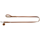 Braune Leder-Hundeleine mit einem geflochtenen Griff und einem Metallclip, ausgestattet mit einem runden Anhänger, der in der Nähe des Griffs befestigt ist.