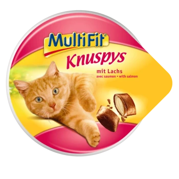 Een speelse oranje kat staat afgebeeld op een ronde verpakking voor MultiFit Knuspy traktaties, gelabeld 'mit Lachs' (met zalm) in vetgedrukte roze tekst.