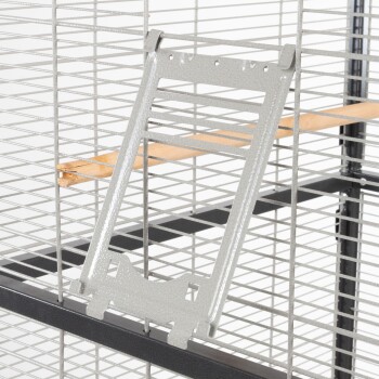 Metallfutterschale, die an einem Drahthaustierkäfig befestigt ist, mit einer Holzstange im Hintergrund sichtbar.