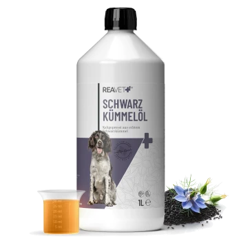Flasche REAVET Schwarzkümmelöl für Haustiere, mit einem Hundebild, mit einem Messbecher Öl und Schwarzkümmelsamen.