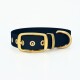 Navy-blaues Haustierhalsband mit goldener Schnalle und Beschlägen, mit mehreren Löchern zur Anpassung.