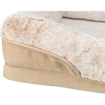 Nahaufnahme eines weichen, plüschigen Haustierbettes mit einem beigen Stoffboden und einem flauschigen, hellen Kissenrand.