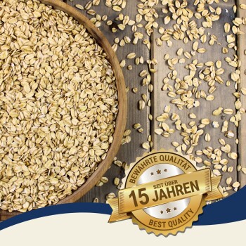Eine Holzschüssel gefüllt mit Hafer, umgeben von verstreuten Haferkörnern auf einer Holzoberfläche, mit einem Abzeichen, das "15 Jahre Beste Qualität" auf Deutsch liest.