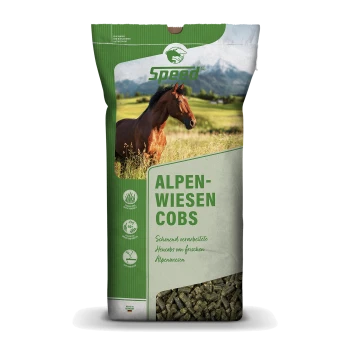 Eine Tüte "Speed Alpenwiesen Cobs" Pferdefutter mit einem braunen Pferd vor einem grünen Feld im Hintergrund. Die Tüte hebt die ernährungsphysiologischen Vorteile hervor.