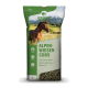 Eine Tüte "Speed Alpenwiesen Cobs" Pferdefutter mit einem braunen Pferd vor einem grünen Feld im Hintergrund. Die Tüte hebt die ernährungsphysiologischen Vorteile hervor.