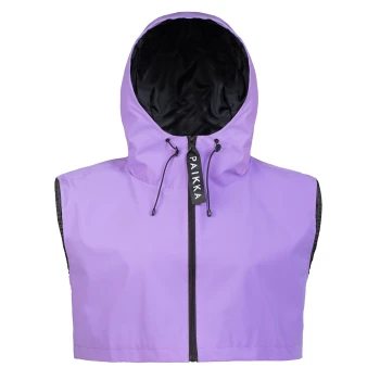 Ein lavendelfarbenes Haustier-Regenmantel mit Kapuze, mit einem Frontreißverschluss und verstellbaren Kordeln, beschriftet mit "PAIKKA."