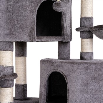 Grauer Katzenbaum mit mehreren Ebenen, Kratzpfosten und gemütlichen Verstecken, mit einem baumelnden Pom-Pom-Spielzeug.