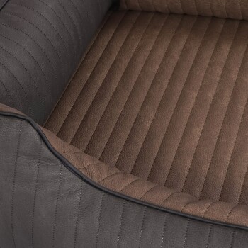 Stylisches Haustierbett mit einem dunkelgrauen Äußeren mit gerippter Textur und einem weichen braunen gestreiften Inneren.